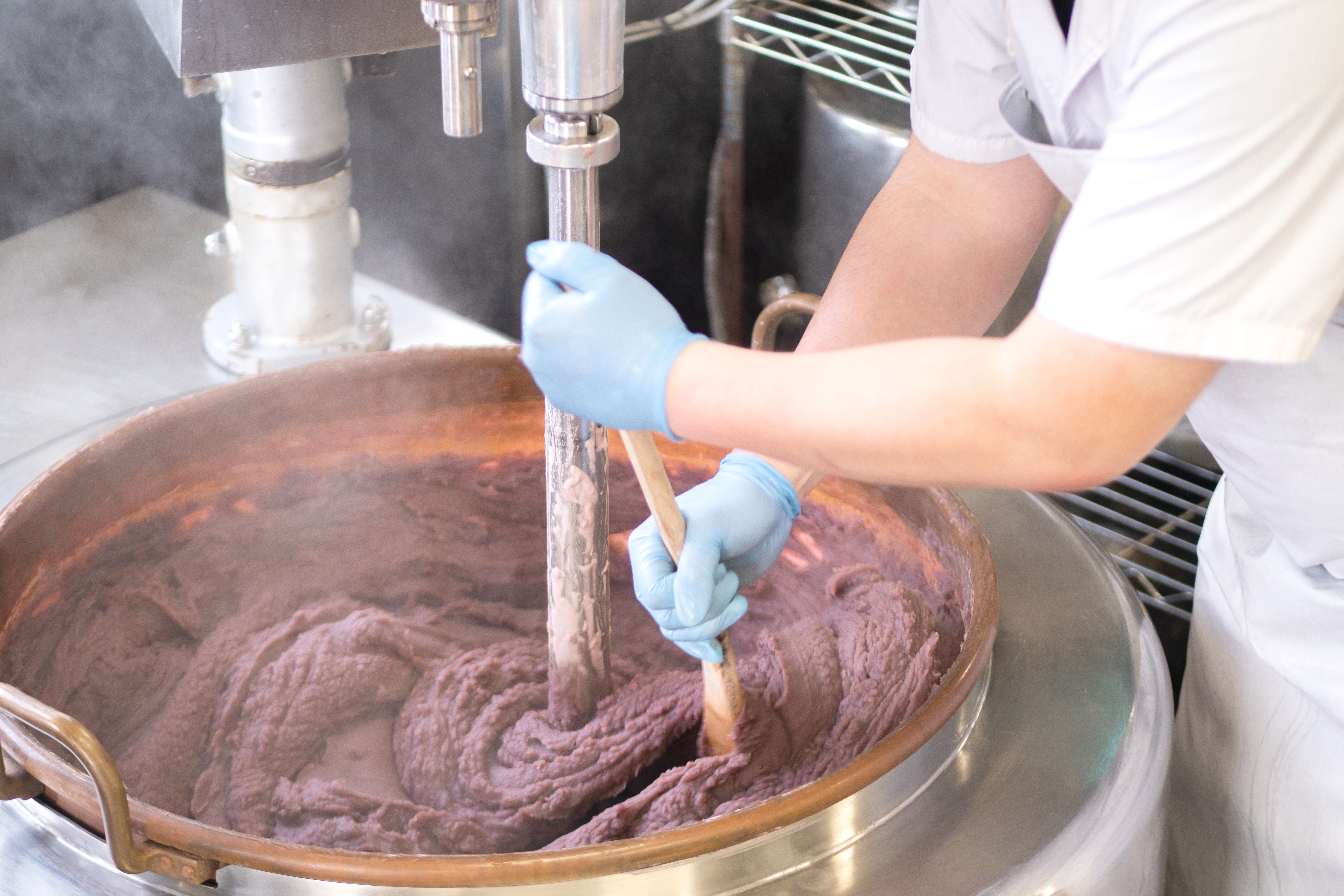 職人があんこを練る姿