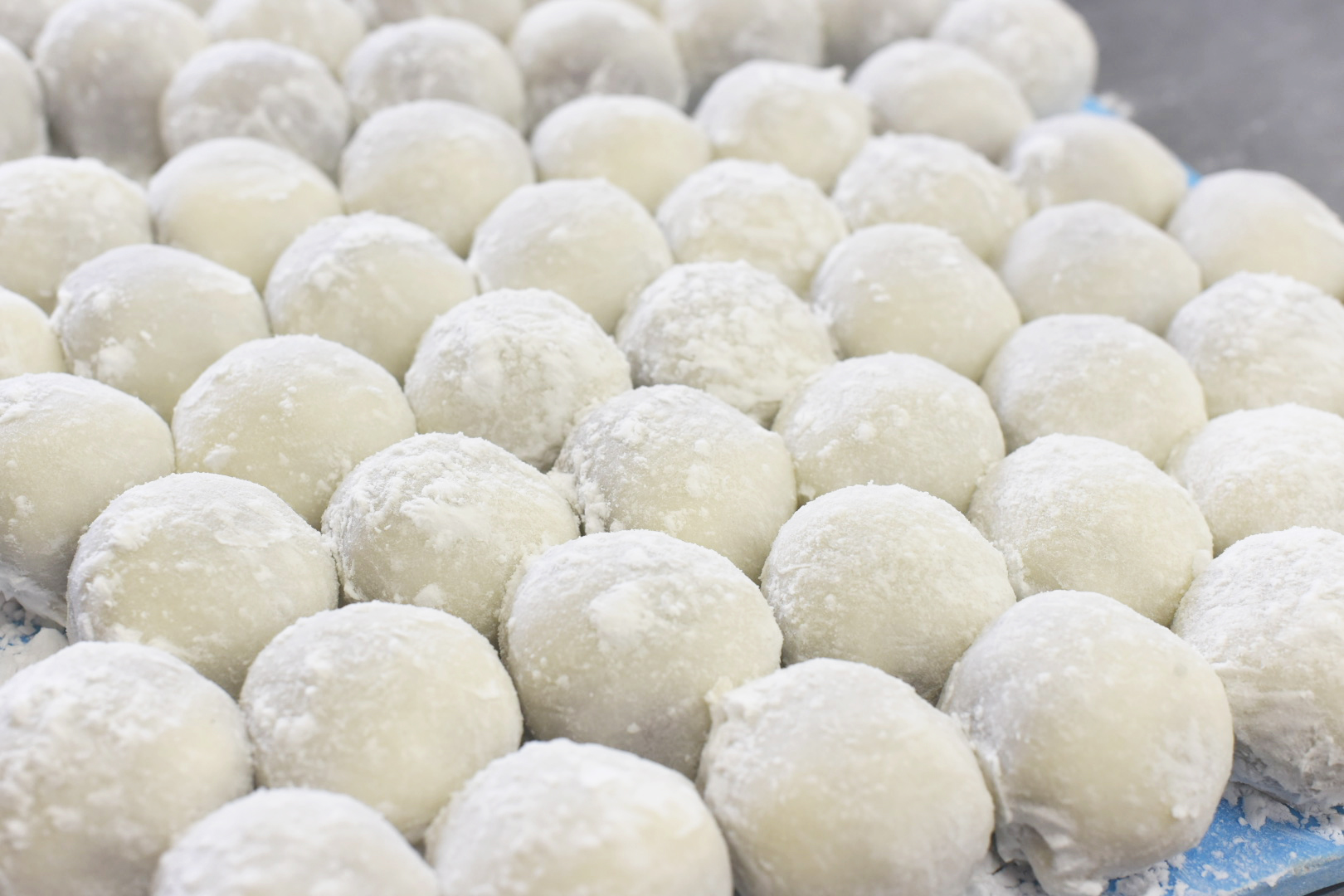 丁寧に作り上げたいちご大福が並んでいる写真